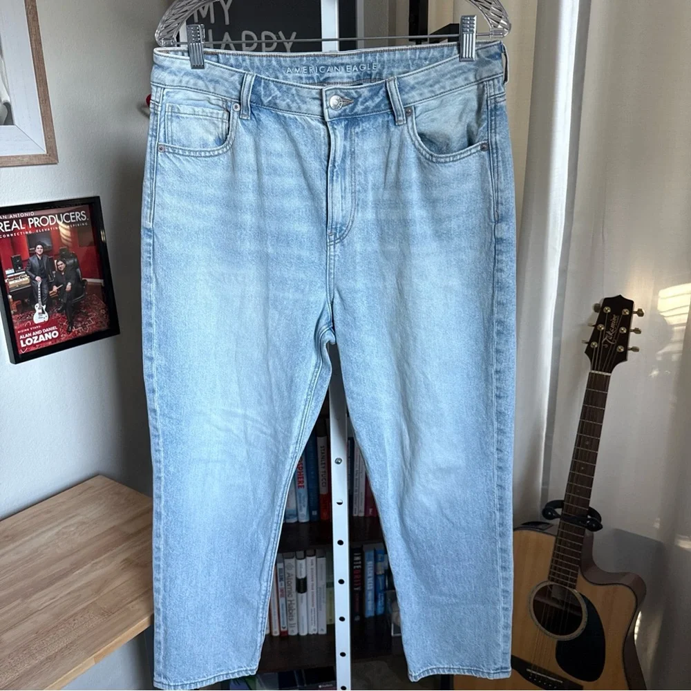 American Eagle Women’s Strigid Mom Light Blue Jeans Size 12 XShort - Picture 2 of 10